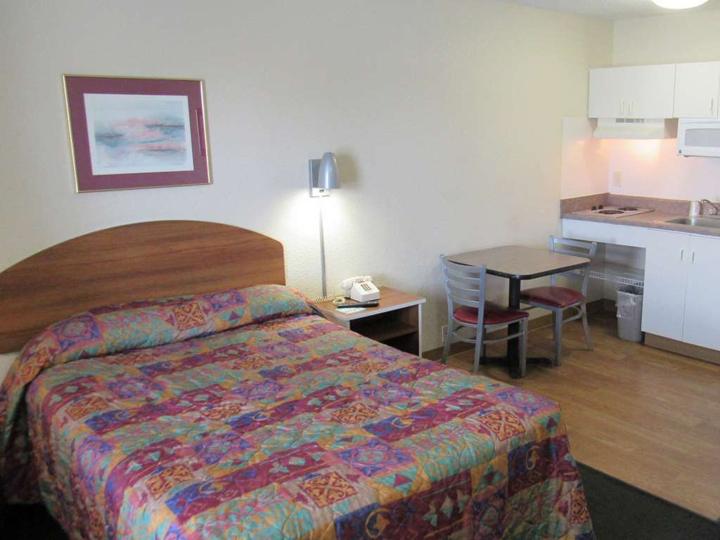 Intown Suites Extended Stay Dallas Tx - Plano Tx Room photo
